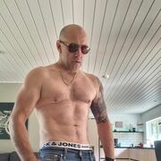  ,   Tomas, 47 ,   ,   