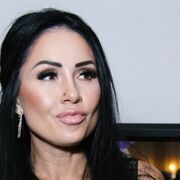  ,   Viktoria, 44 ,  