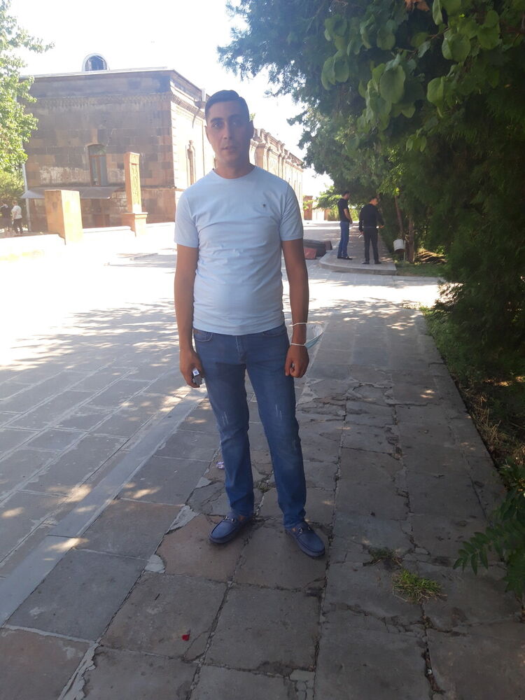  22409905  Narek, 32 ,    