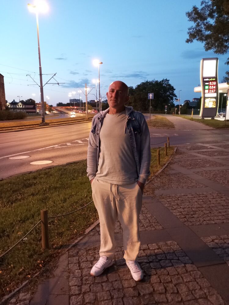  36326425  Avtandil, 42 ,    