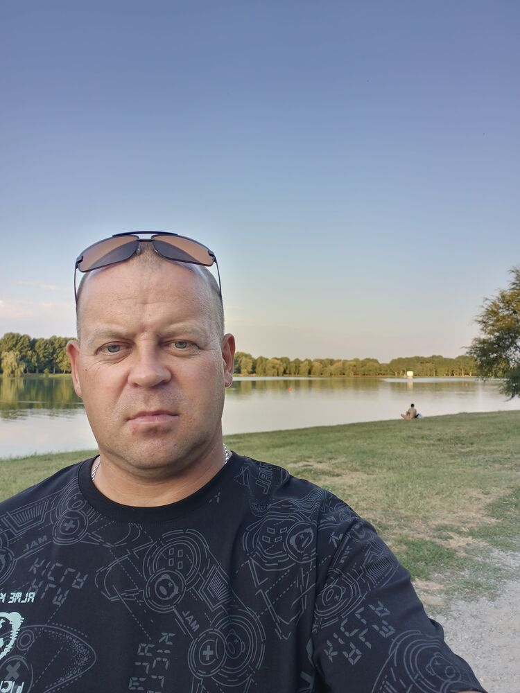  40749495  Viktor, 43 ,    