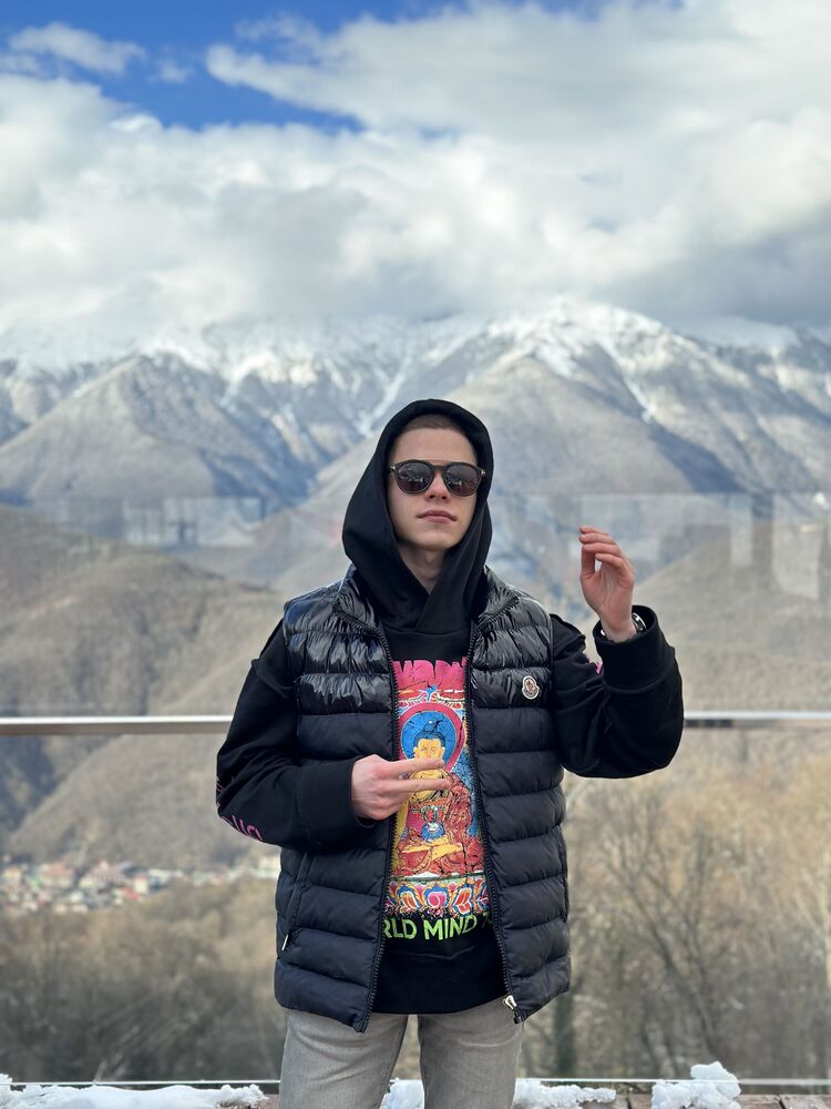  36519845  Vlad, 24 ,    