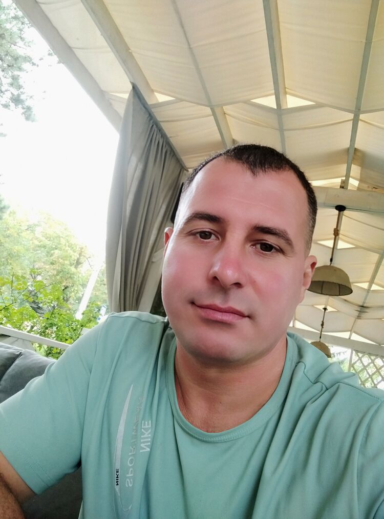  48065725  Nicolae, 41 ,    