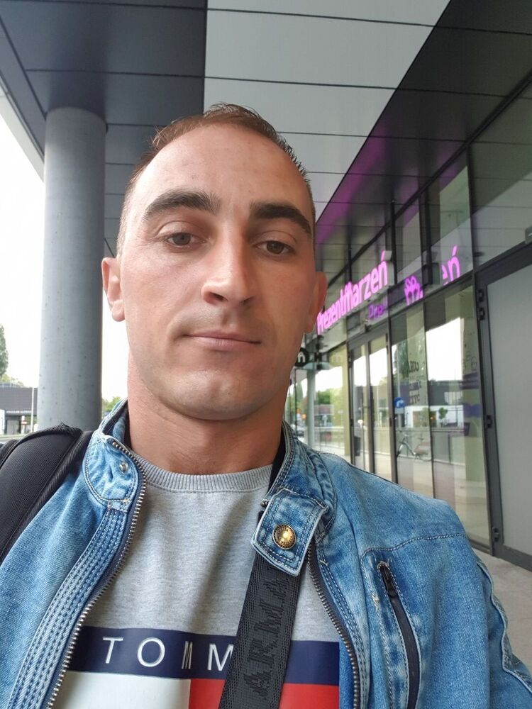  23047025  Ivan, 34 ,    