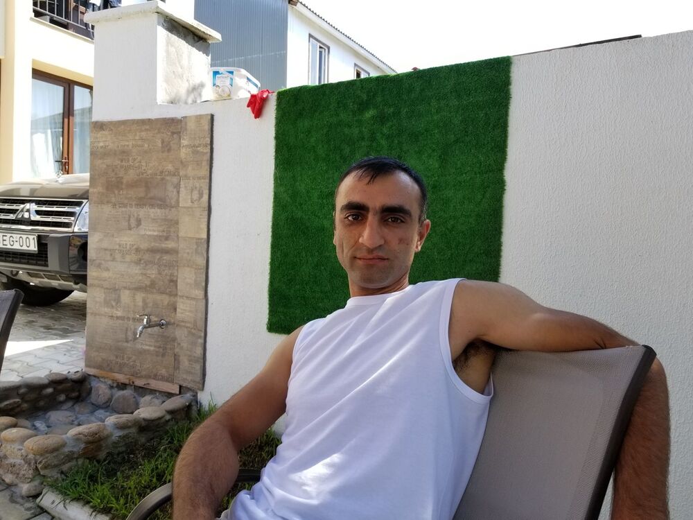  11180475  Davit, 44 ,    