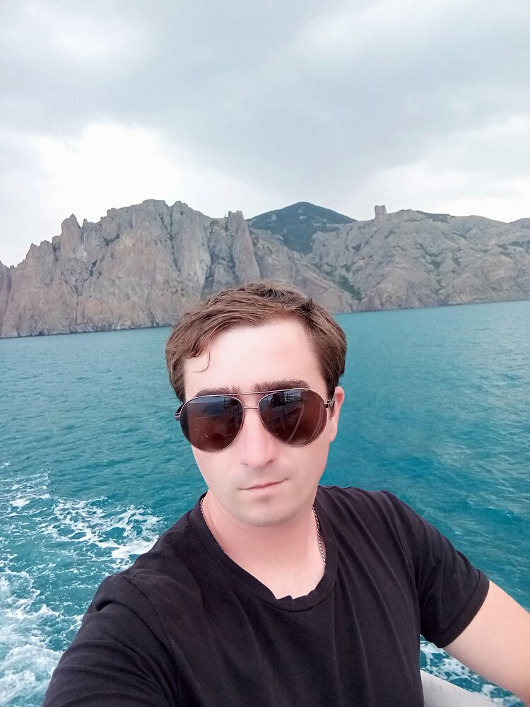  30066835  Vlad, 33 ,    