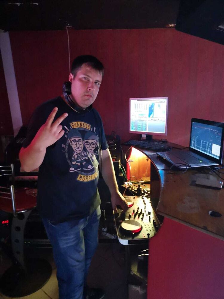  28048025  Mikhail, 38 ,    