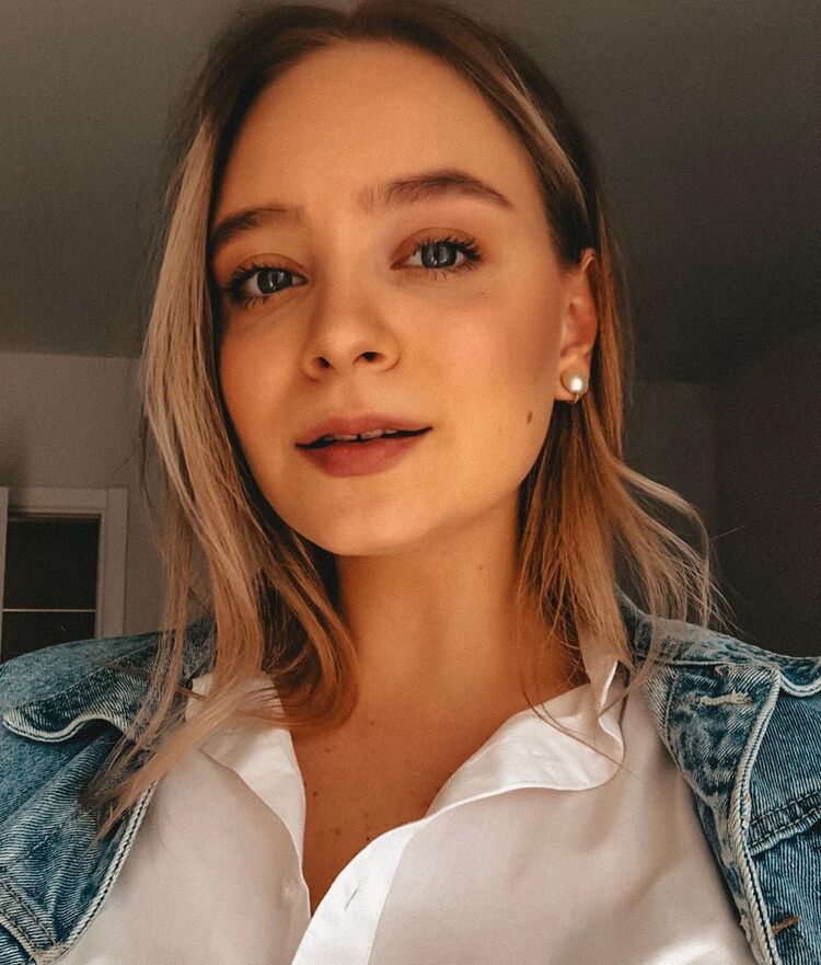  24137745  Anna, 31 ,    