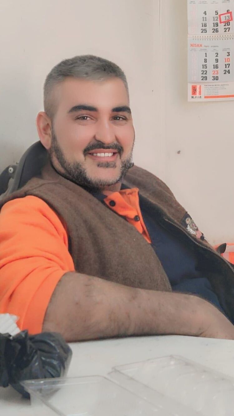  42271355  Mutlu, 48 ,    