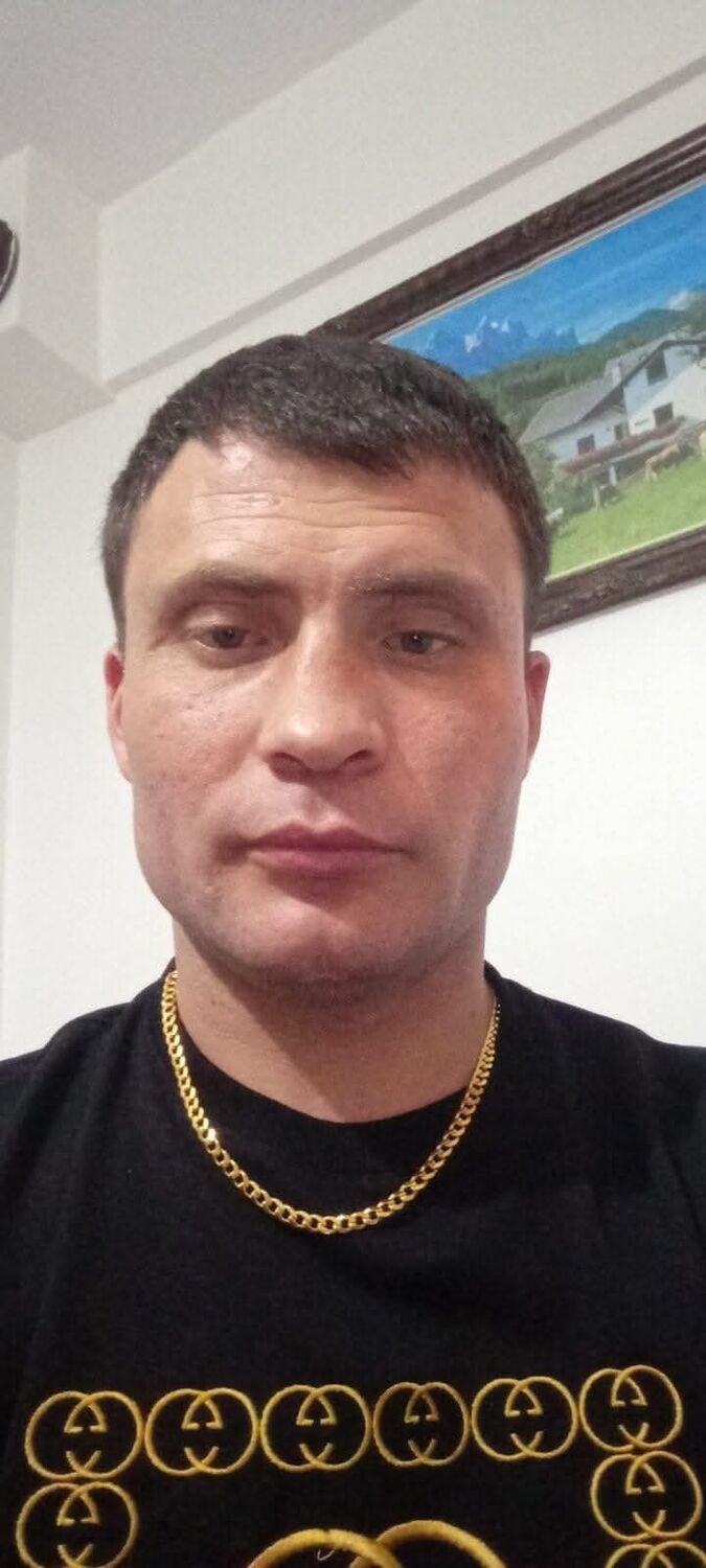  49146365  Alexandru, 37 ,    