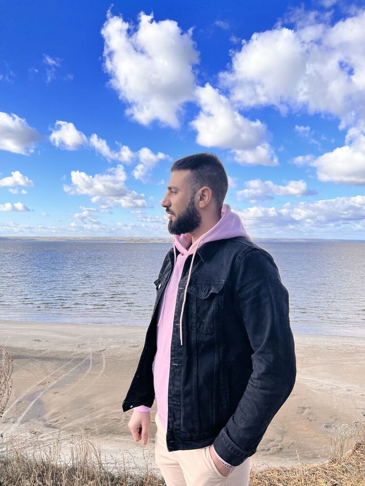  48624195  Hussein, 30 ,    