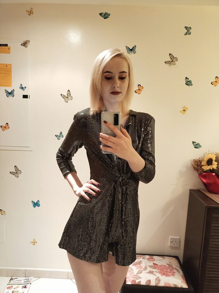  22416365  Veronika, 25 ,    