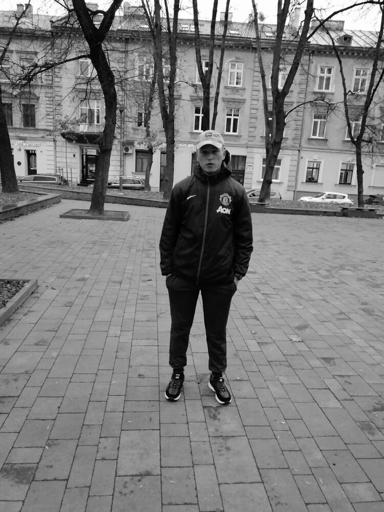  18216705  Viktor, 27 ,    