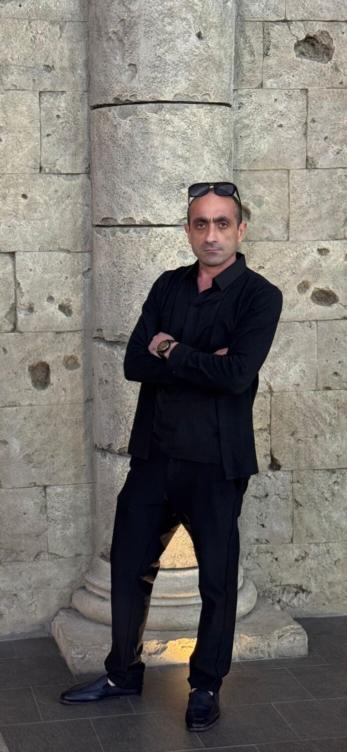  53556575  Sargis, 37 ,    