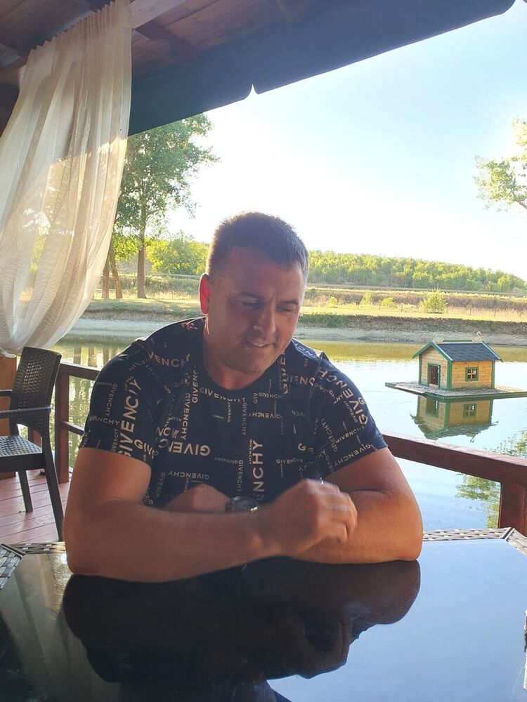  22351245  Alexandru, 49 ,    