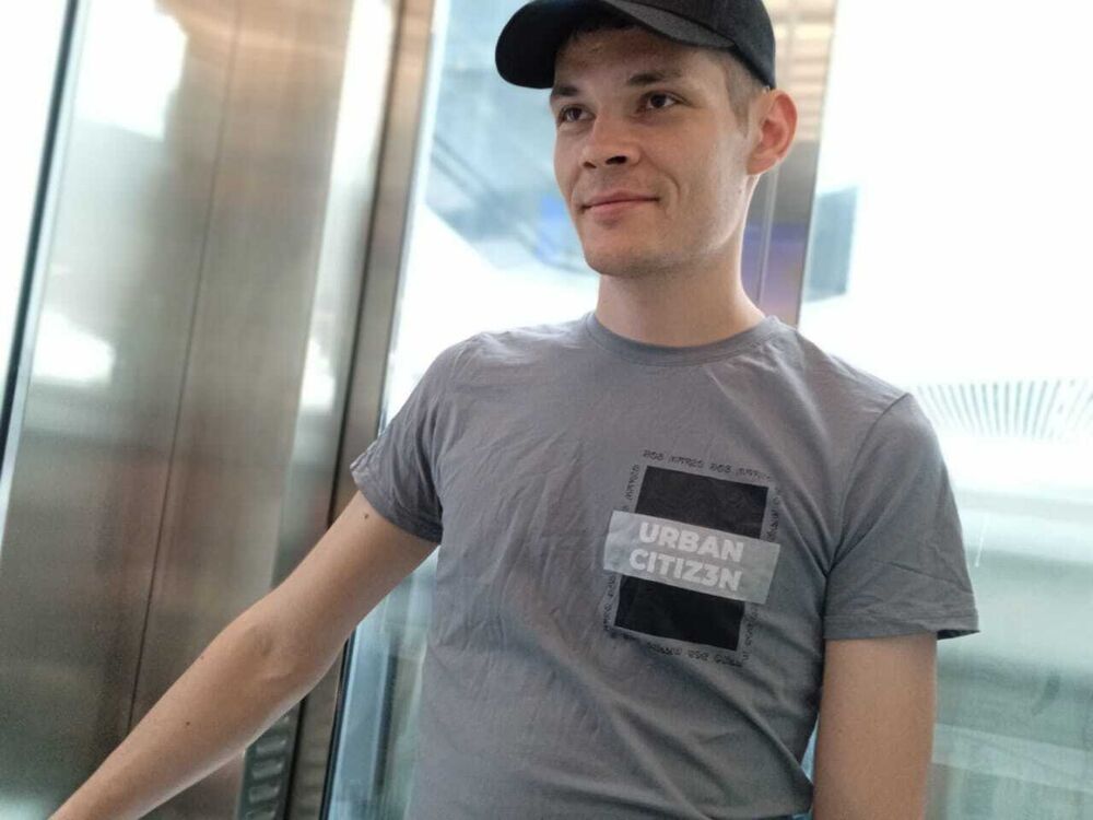 В новосибирске мужчина. Юра париж. Парни новосибирск. В новосибирске мужчина. Новосибирские парни.