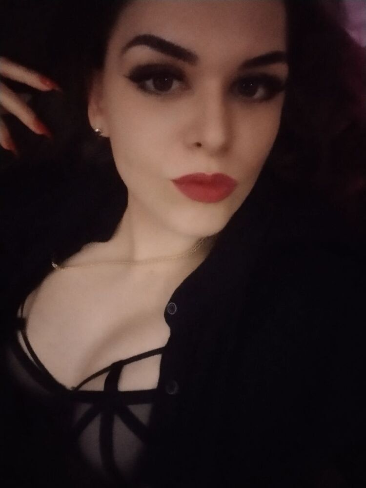  --,   Julia, 24 ,   ,   