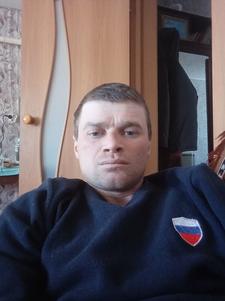  ,   Viktor, 32 ,   