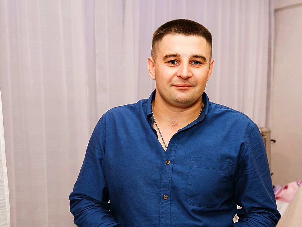  30653525  Anton, 30 ,    