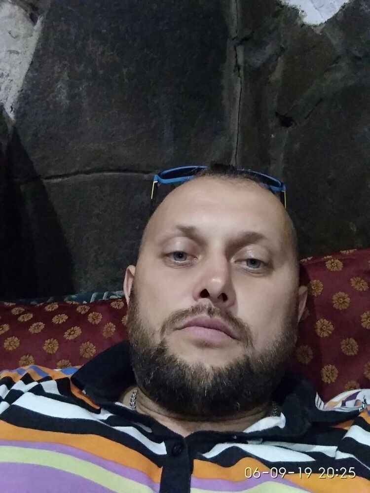  ,   Viktor, 43 ,   
