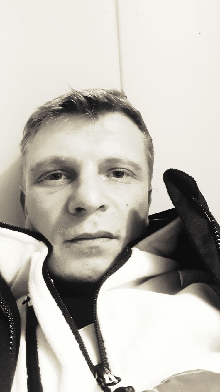  24818545  Dmytro, 35 ,    