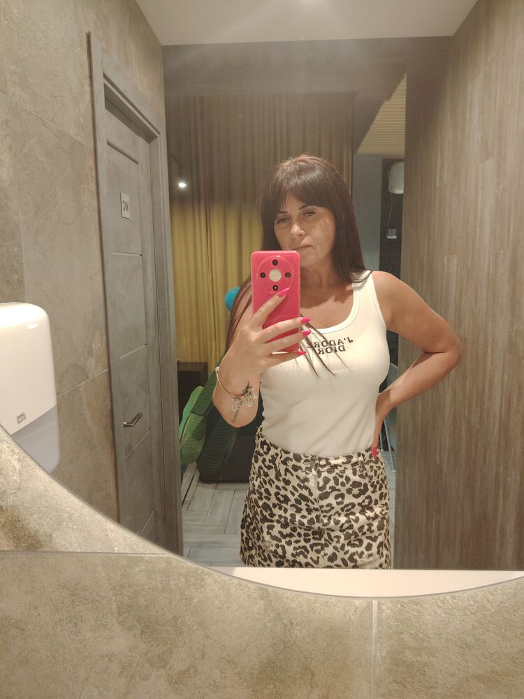  52457405  Lisa, 43 ,    
