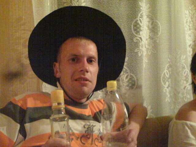  36379525  Mikhail, 41 ,    