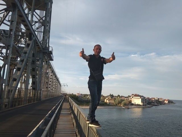  ,   Arik, 47 ,  