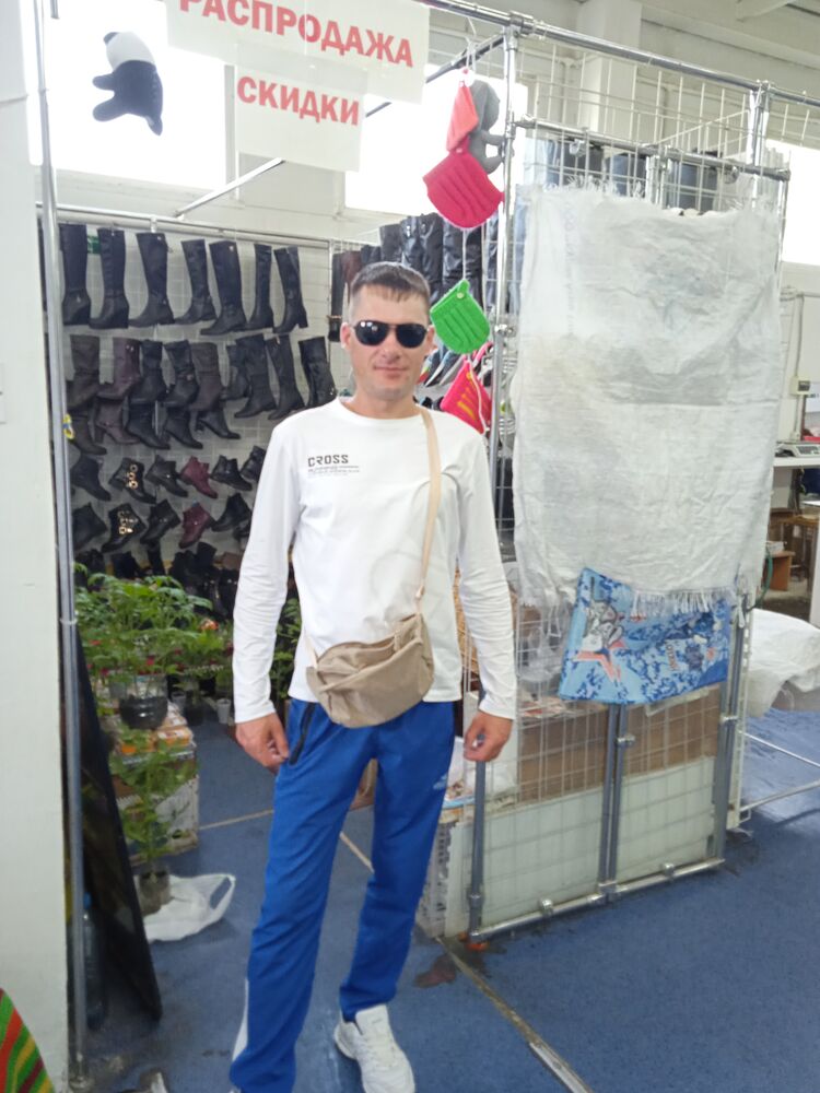  34980755  Pavel, 37 ,    