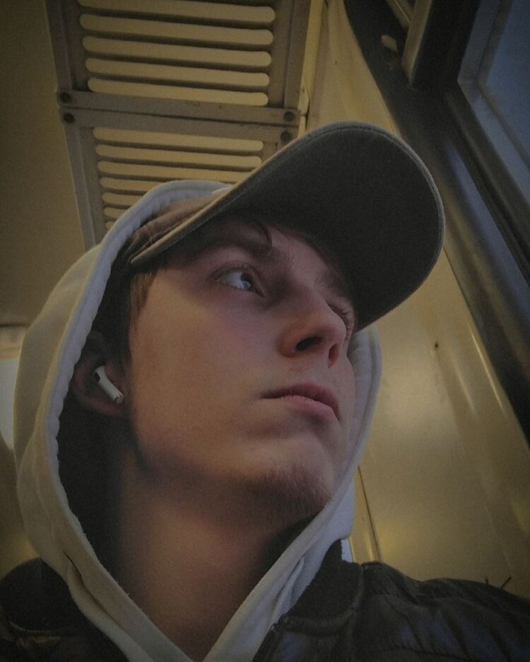  54121795  Konstantin, 22 ,    