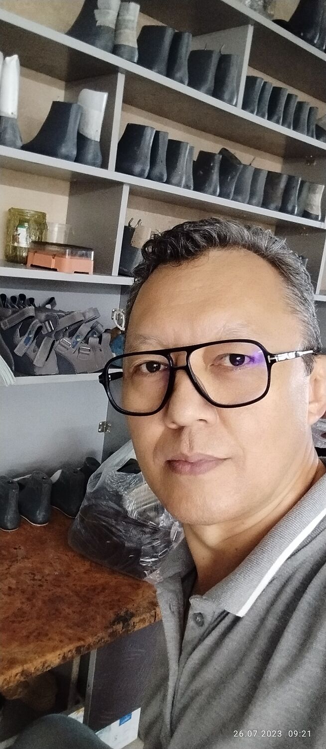  ,   Aziz, 52 ,   c 