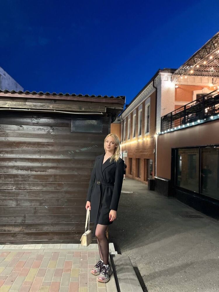  53798995  Anna, 18 ,    