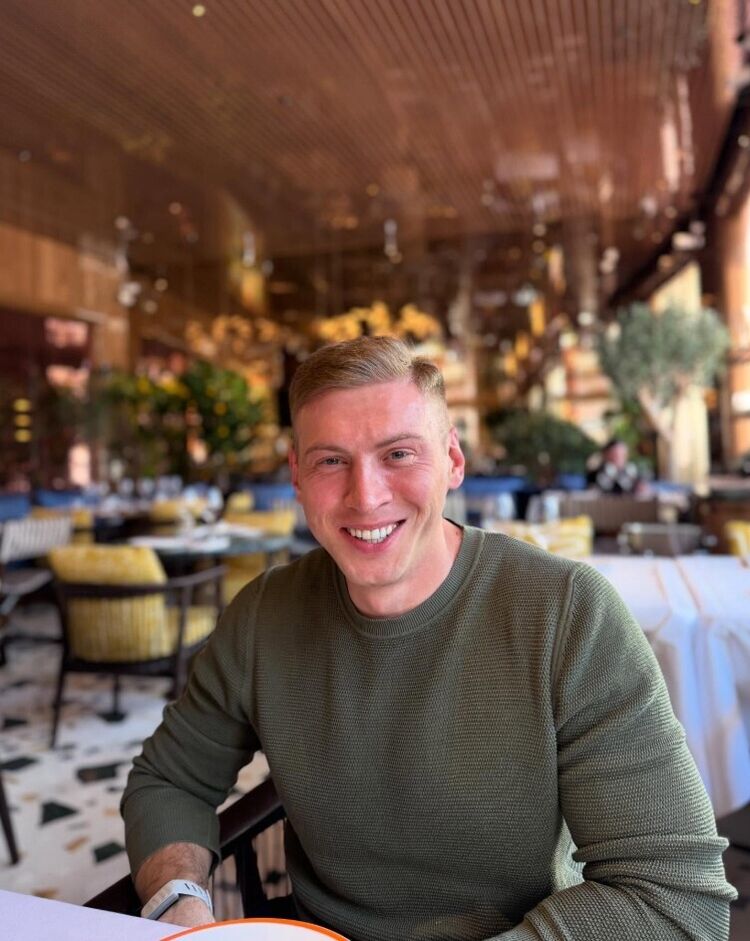  54155035  Anton, 32 ,    