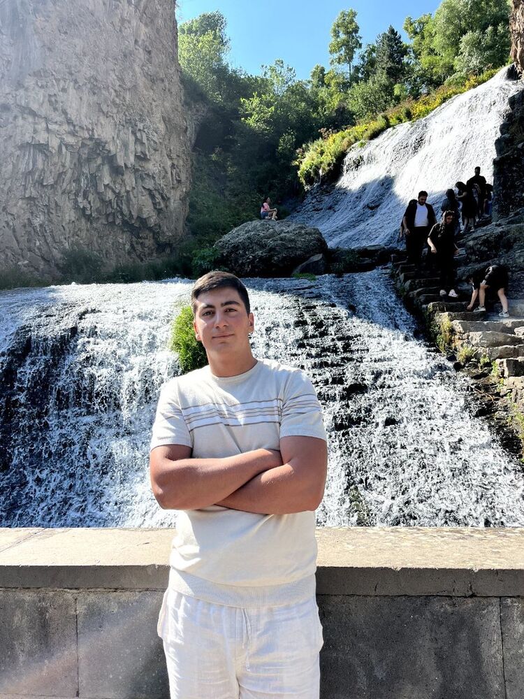  54008275  Hrayr, 21 ,    