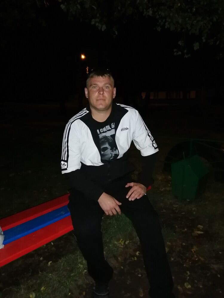  20905155  Viktor, 32 ,    