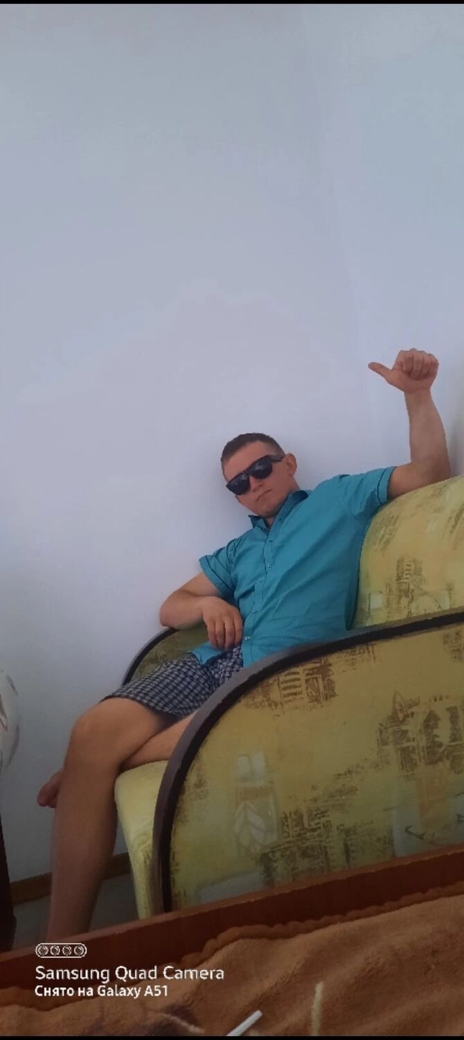 36784245  Artur, 33 ,    