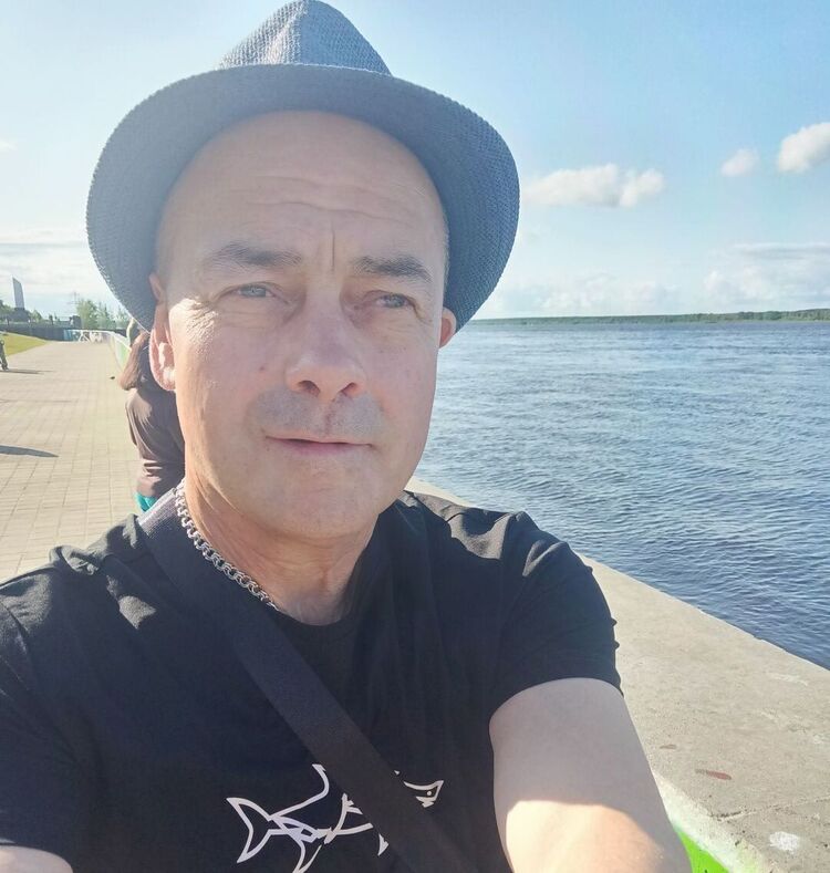  52282905  Pavel, 53 ,    