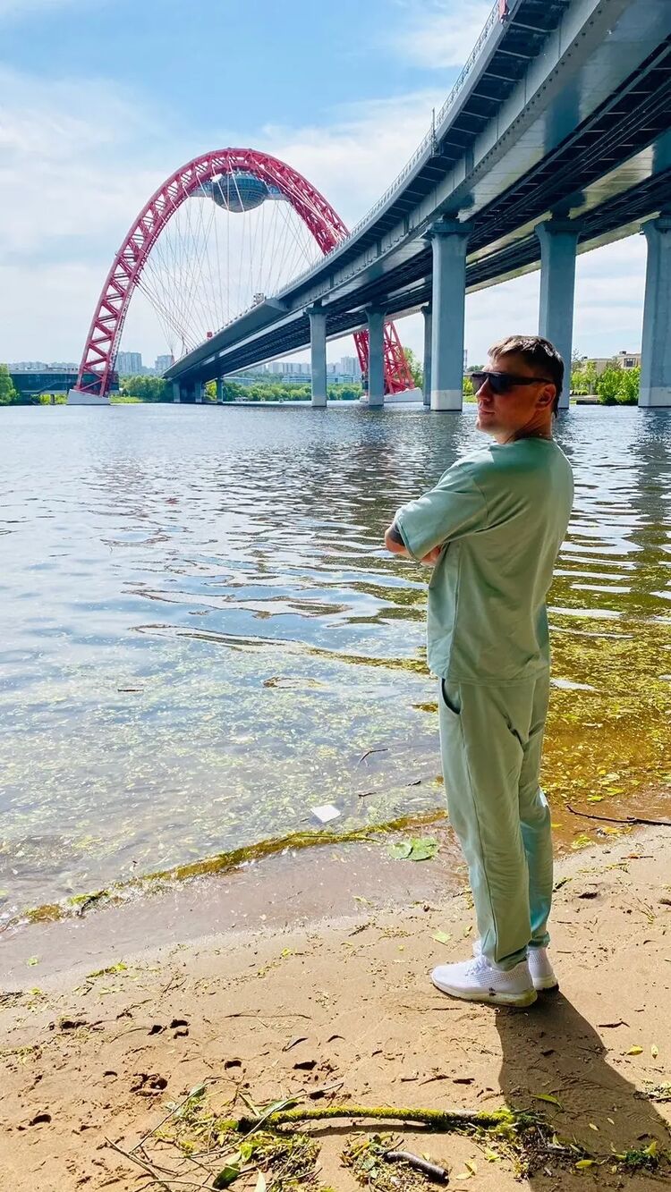  37730985  Konstantin, 41 ,    