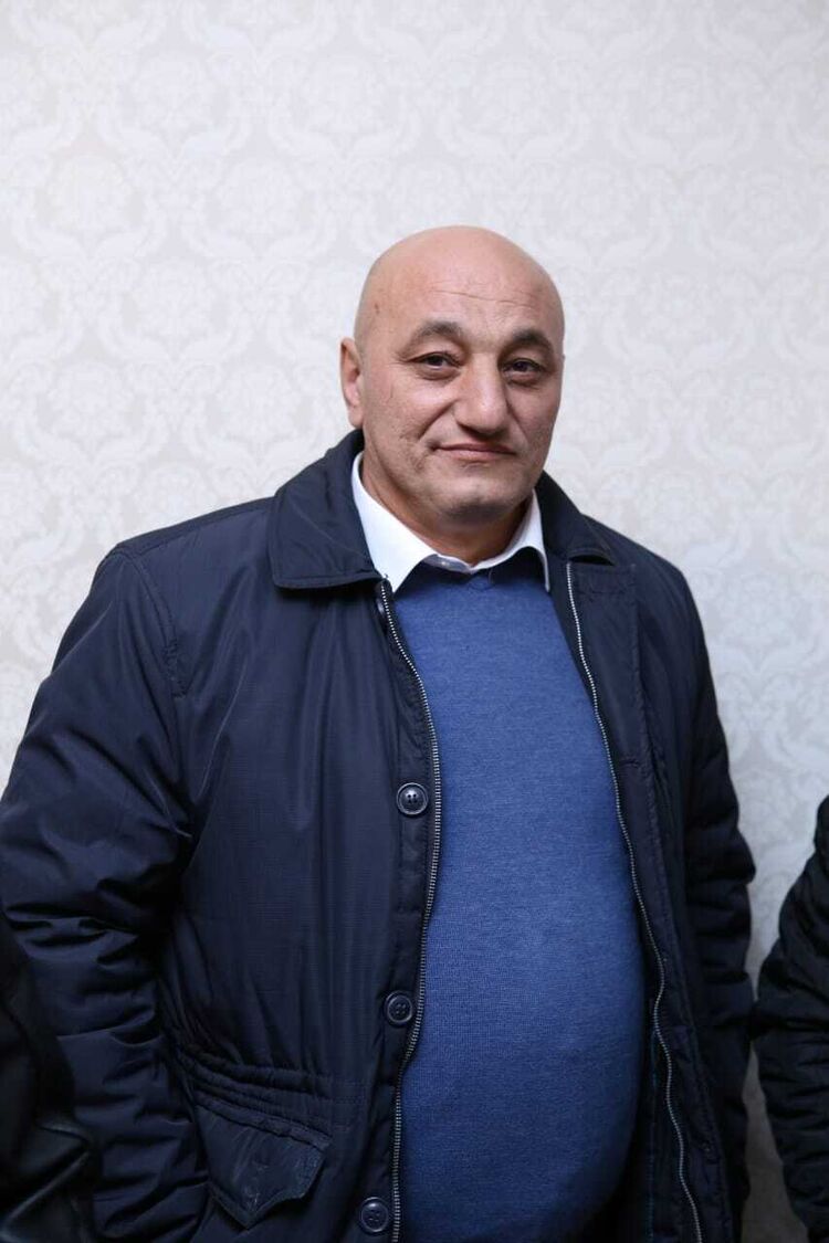  53232395  Artur, 54 ,    