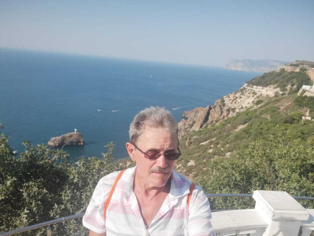  36080745  Oleg, 65 ,    
