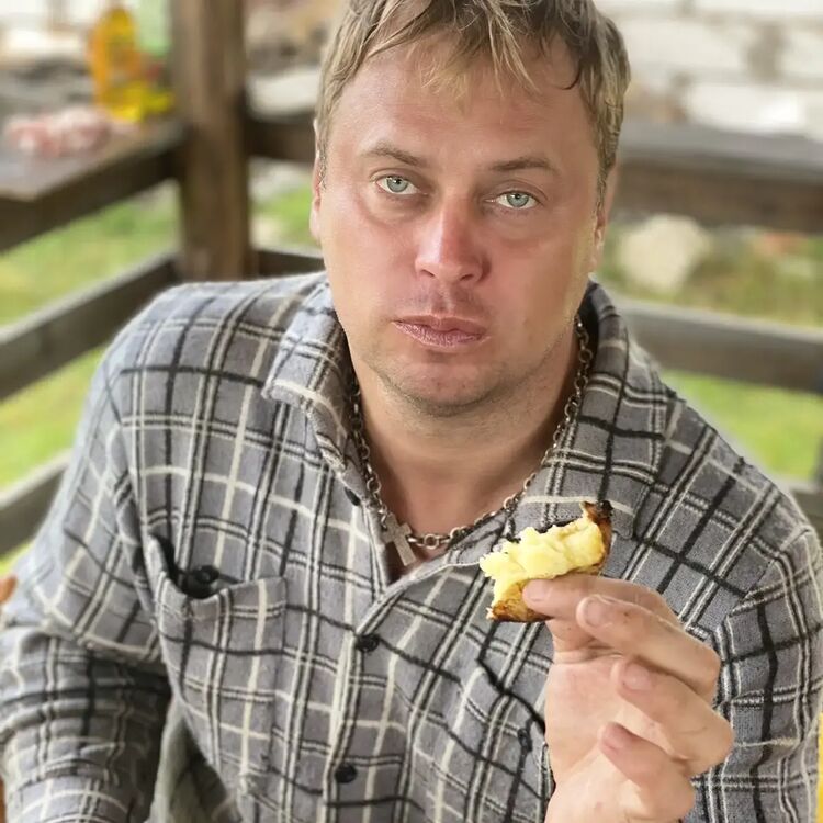  49429575  Vasil, 47 ,    