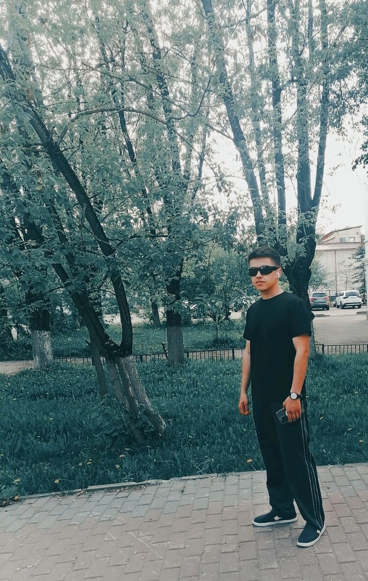  43882375  Valentino, 22 ,    