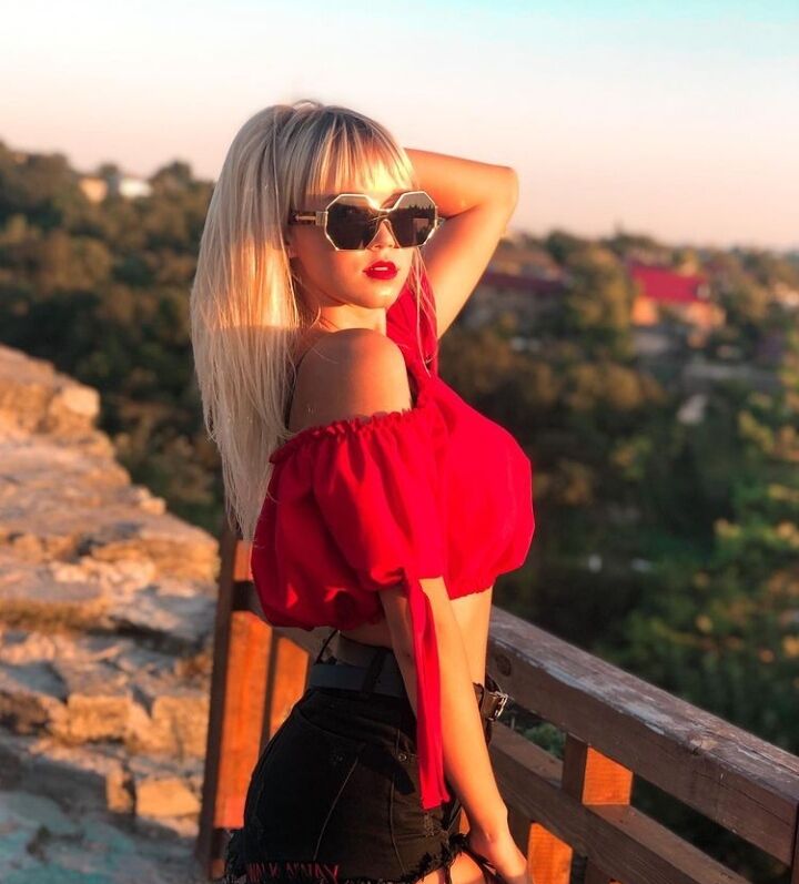  ,   Viktorija, 25 ,   ,   