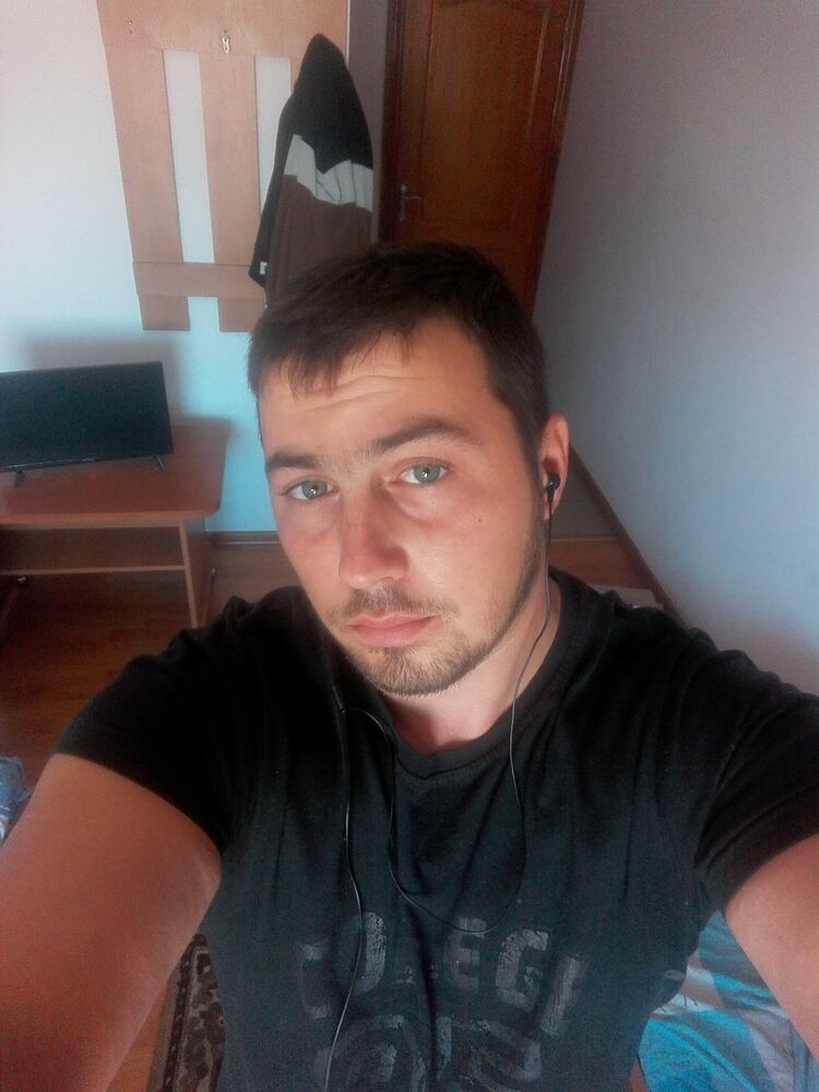  18681155  Artur, 32 ,    