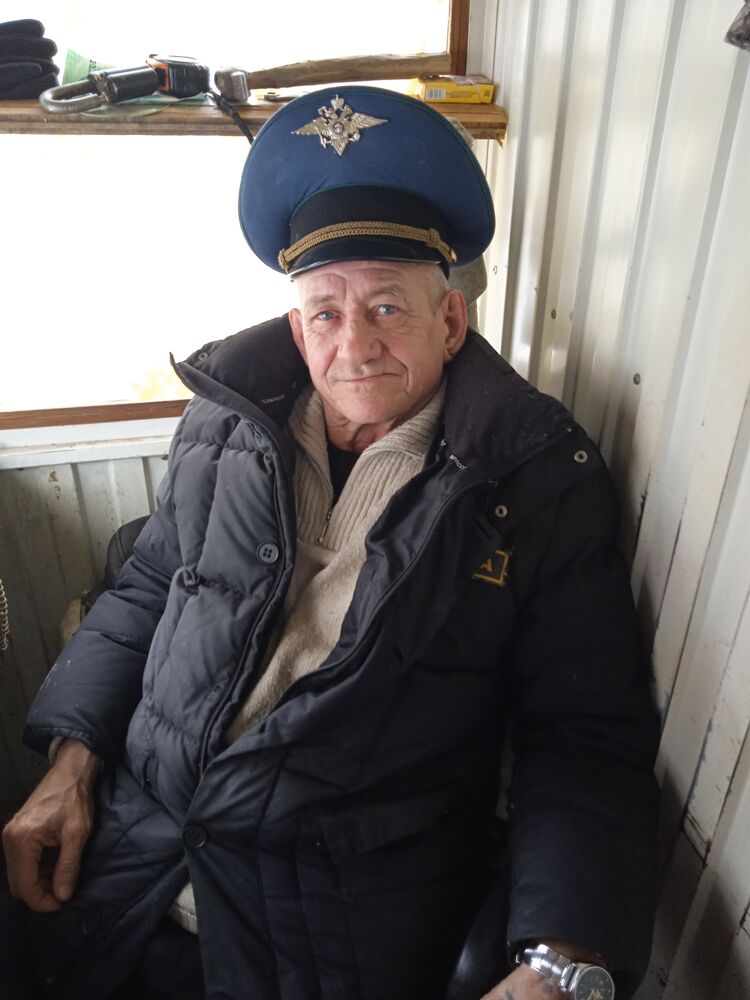  32961635  Nikolay, 69 ,    