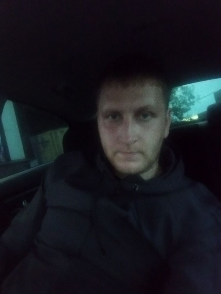  53305545  Artur, 27 ,    