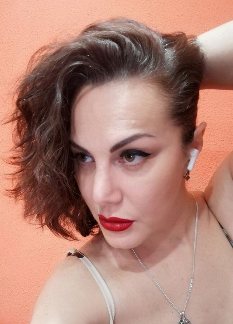  39562335  Anna, 49 ,    