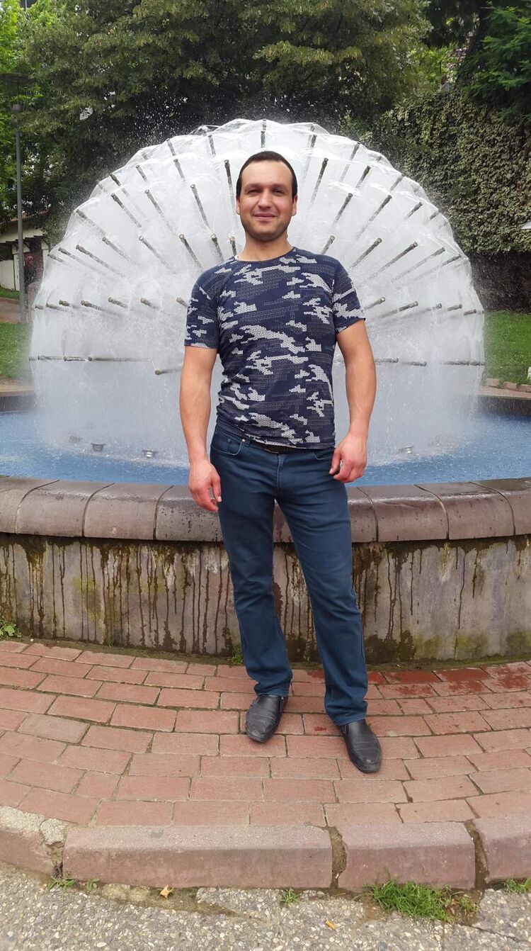  38957175  Ali Murat, 44 ,    