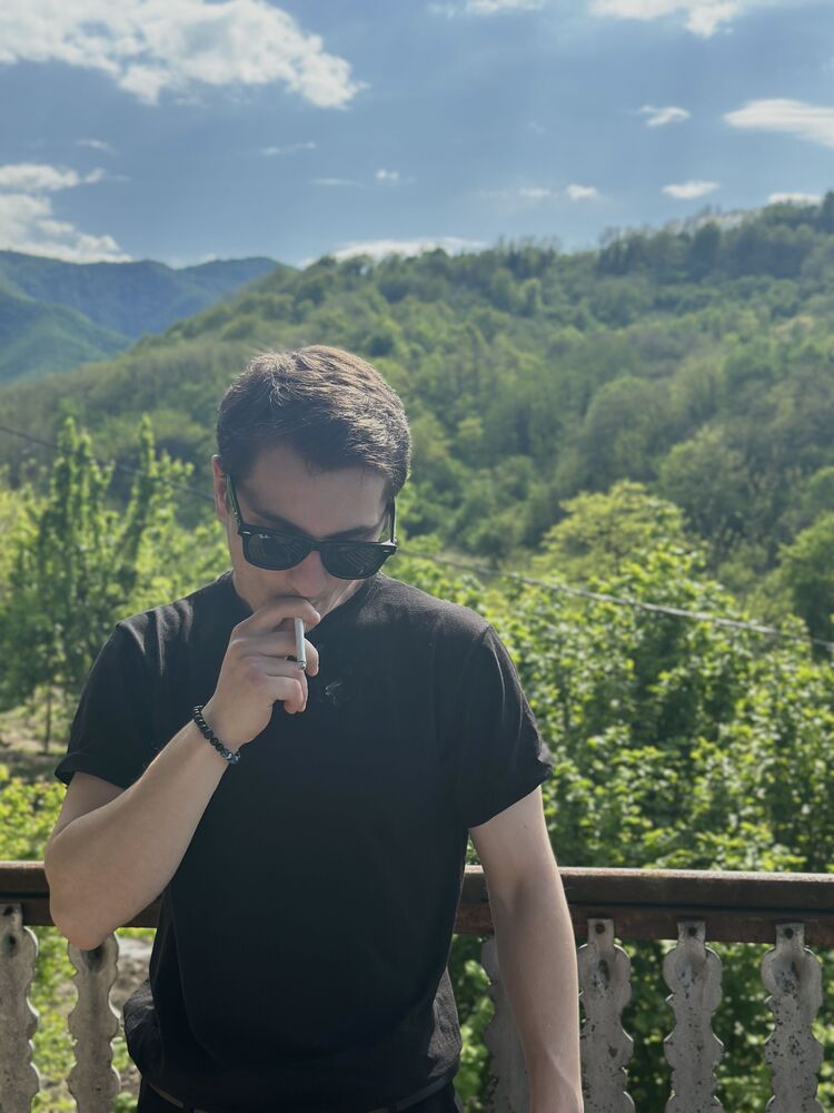  53195335  Tornike, 25 ,    