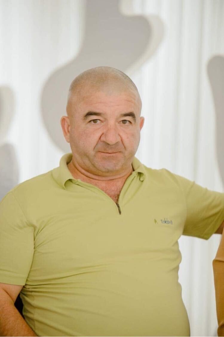  37940385  Petru, 52 ,    